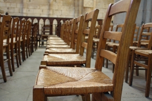 Drewniane krzesła kościelne